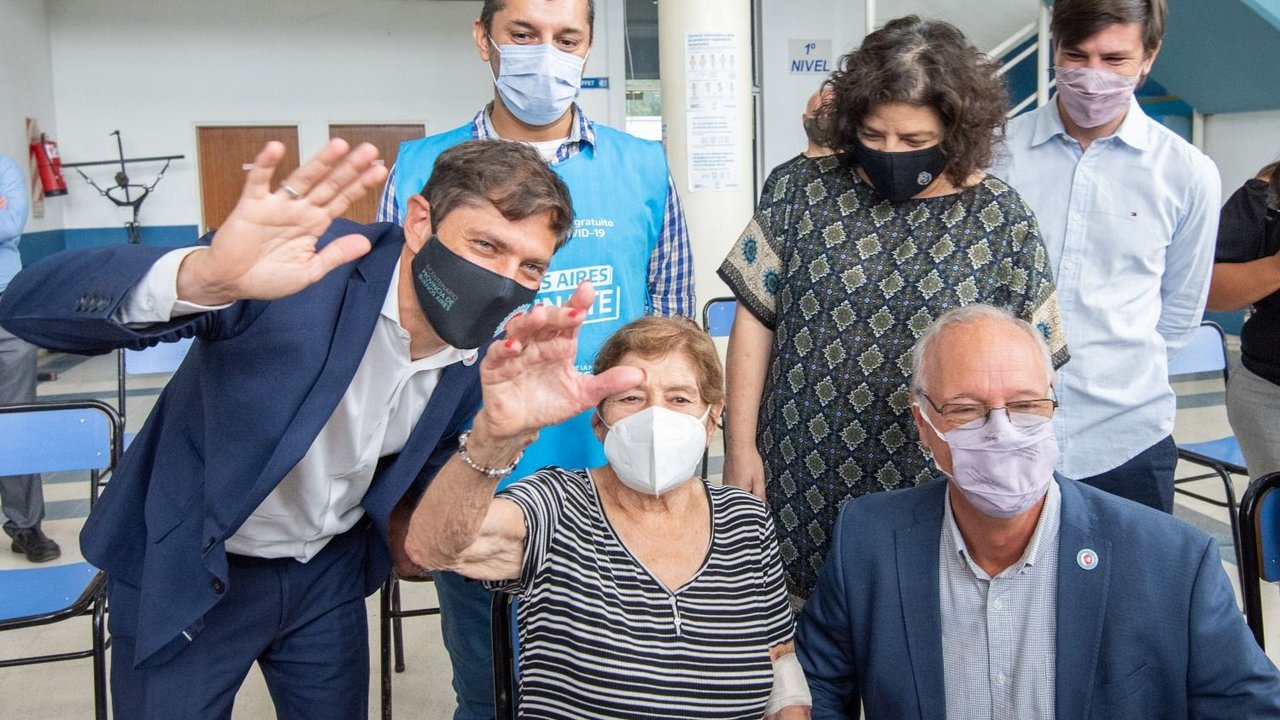 En medio de los ataques judiciales, Kicillof sigue recorriendo vacunatorios en la Provincia