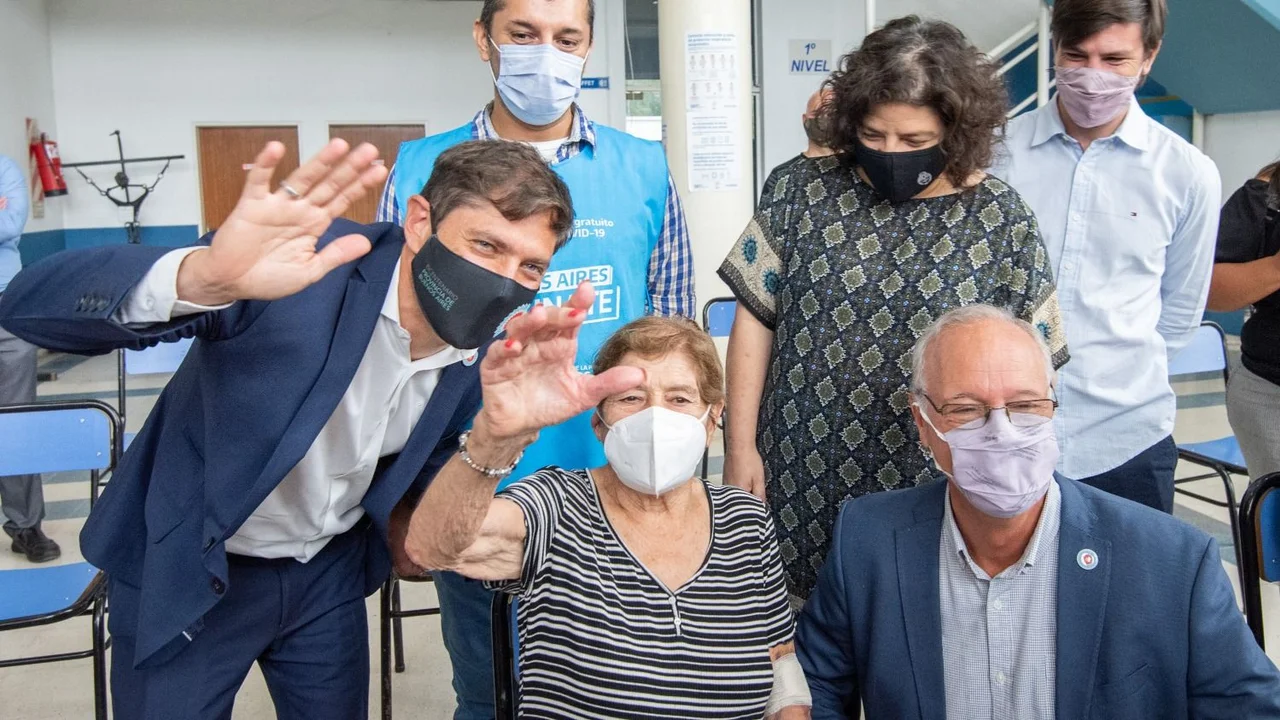 En medio de los ataques judiciales, Kicillof sigue recorriendo vacunatorios en la Provincia
