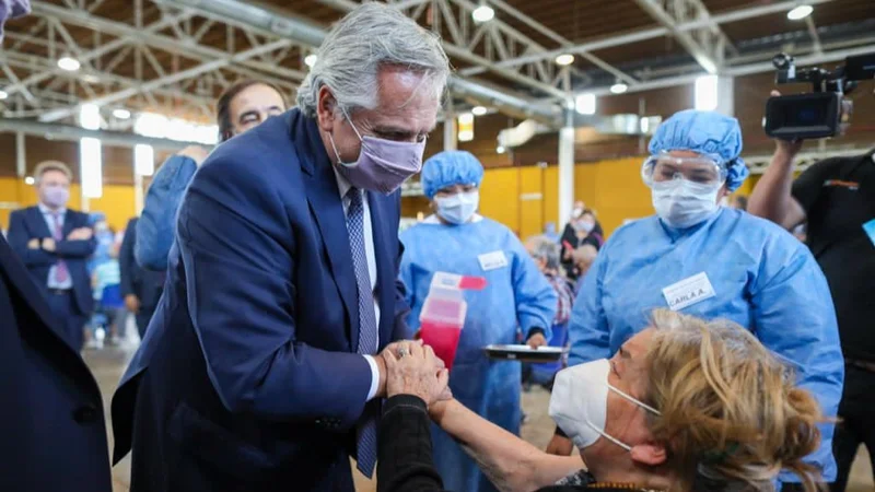 Alberto Fernández visitó un centro de vacunación a mayores de 75 años