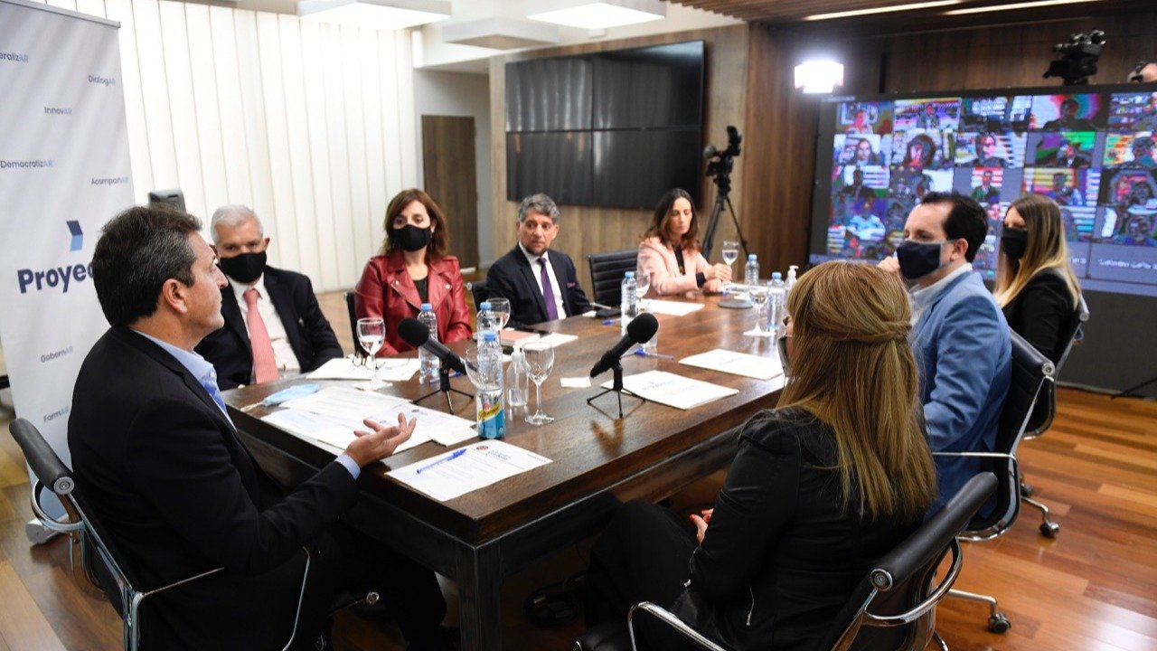 Massa abrió un espacio de concertación de ideas para salir de la crisis