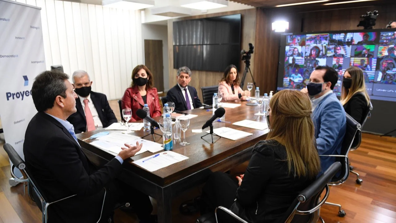 Massa abrió un espacio de concertación de ideas para salir de la crisis