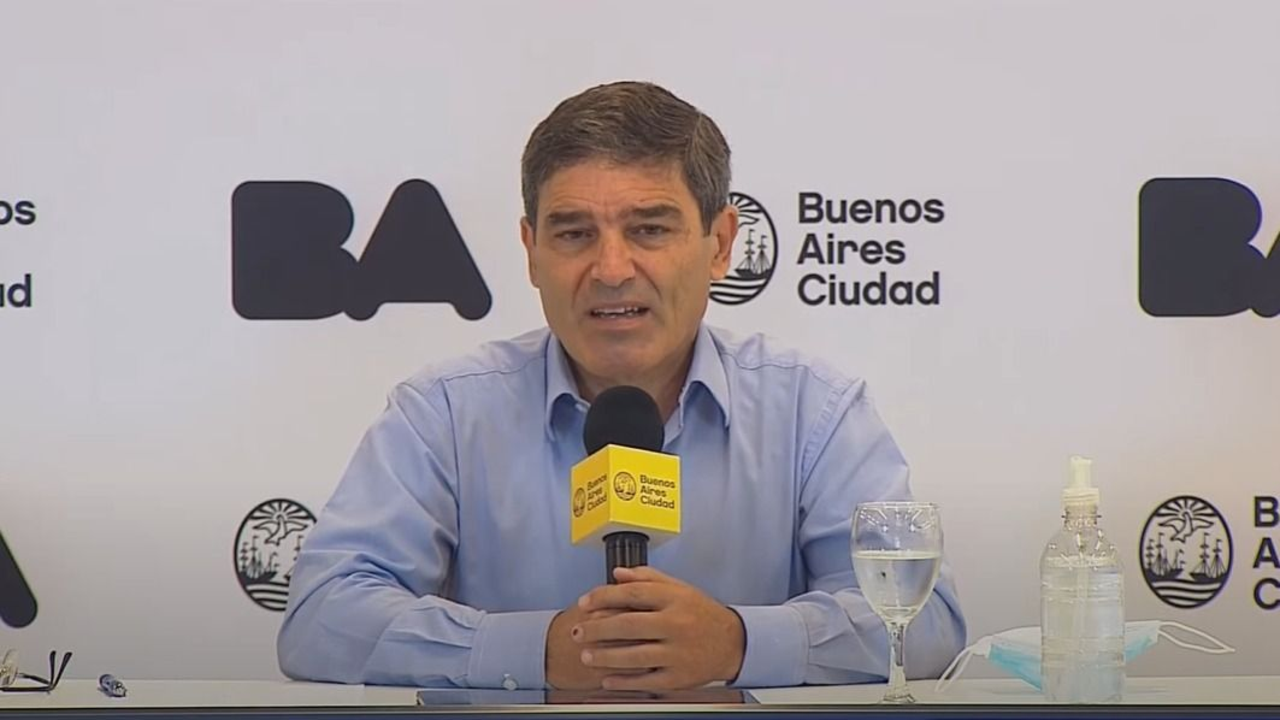 La Ciudad admitió que tendrán que bajar la circulación pública si "los casos no disminuyen"