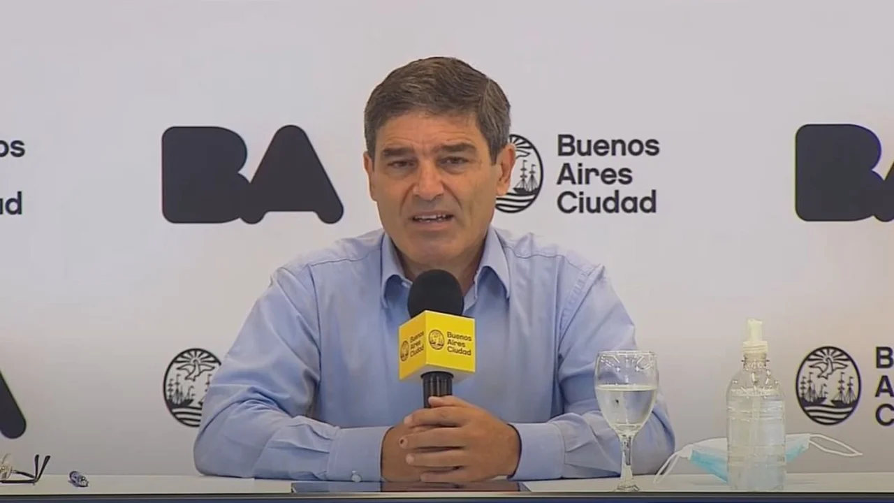 La Ciudad admitió que tendrán que bajar la circulación pública si "los casos no disminuyen"