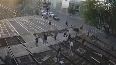 Un tren casi atropella a jóvenes que estaban peleando en las vías a la salida de Pinar de Rocha Un tren casi atropella a jóvenes que estaban peleando en las vías a la salida de Pinar de Rocha