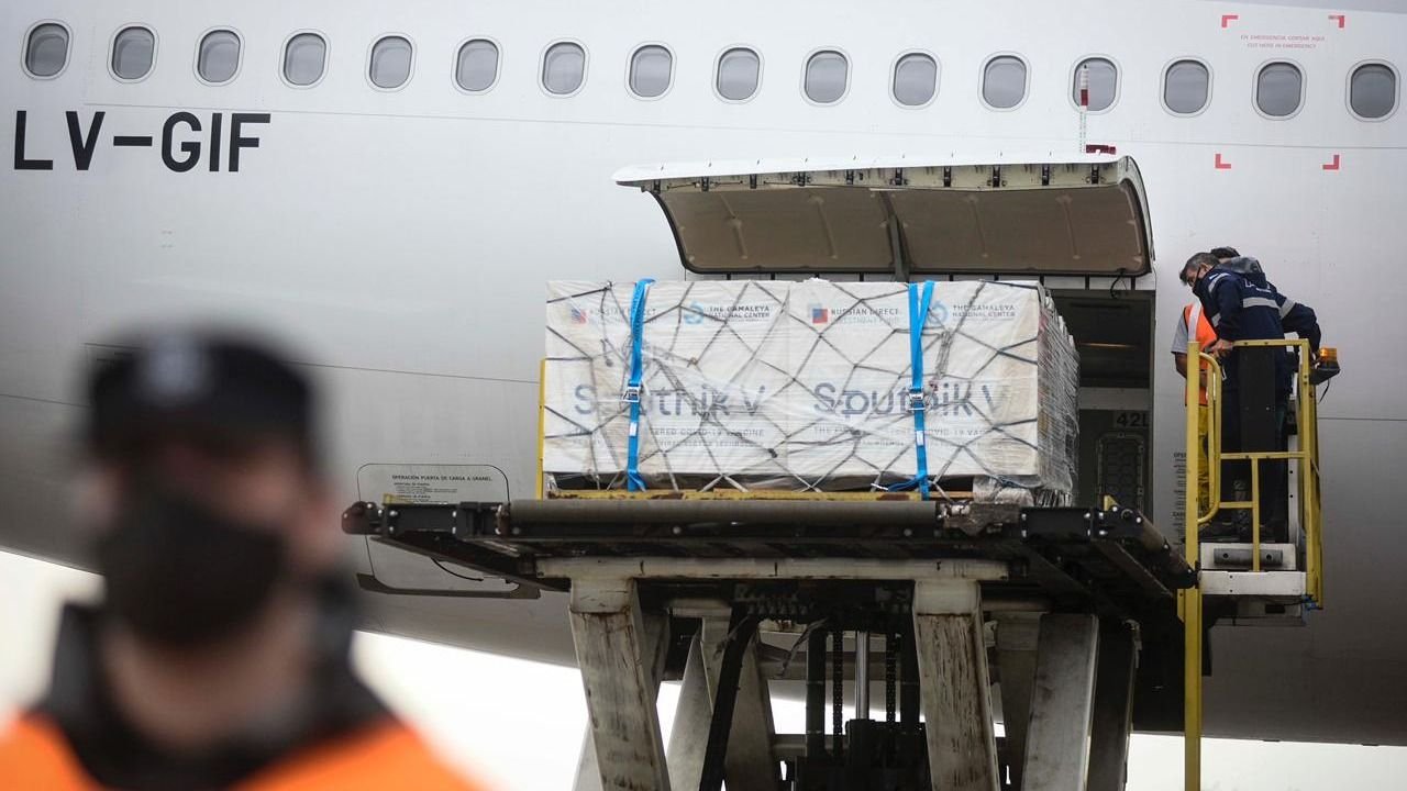 Parte un nuevo vuelo a Moscú para traer vacunas Sputnik V a Argentina