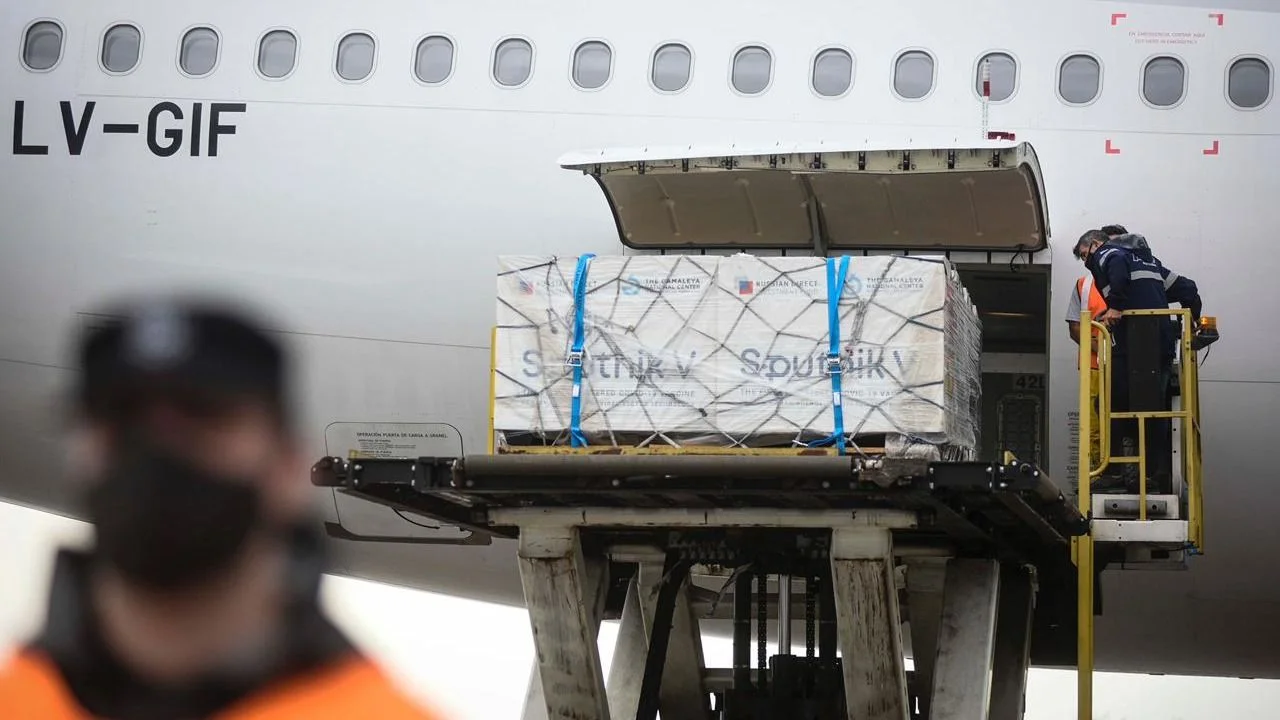 Parte un nuevo vuelo a Moscú para traer vacunas Sputnik V a Argentina
