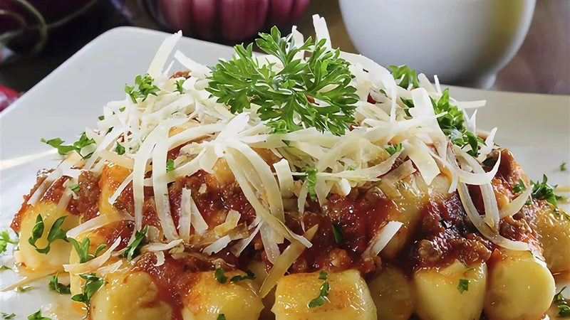 Ñoquis con queso y perejil.