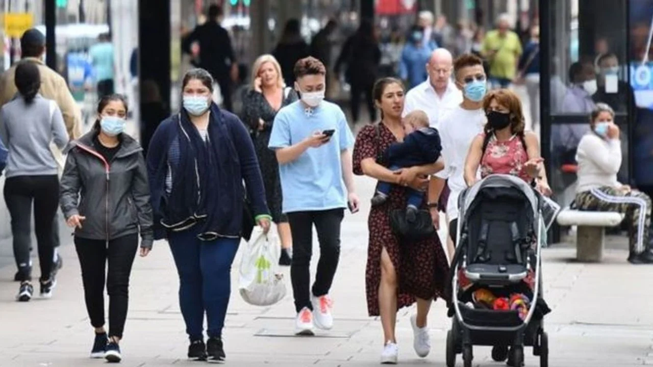 Gente caminando en las calles de Argentina, en tiempos de coronavirus
