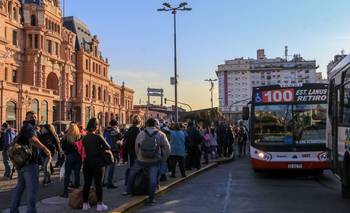 Bajan los precios en Once y Constitución: los trabajadores no pueden comprar ni un pancho | Crisis económica