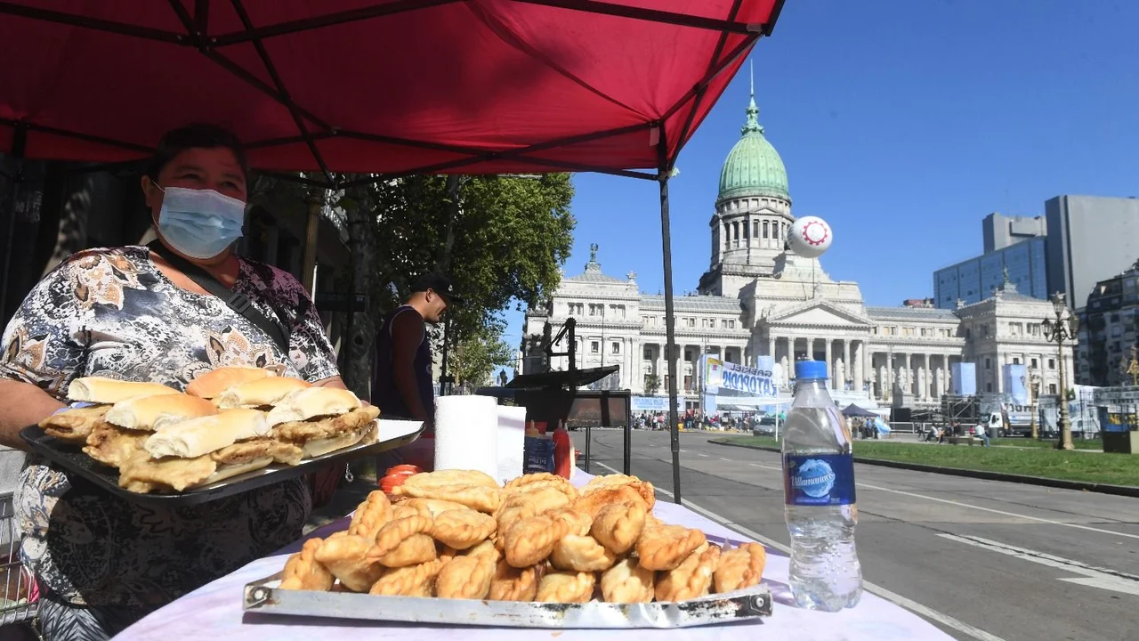 Sectores del Frente de Todos se movilizó al Congreso para acompañar el discurso de Alberto