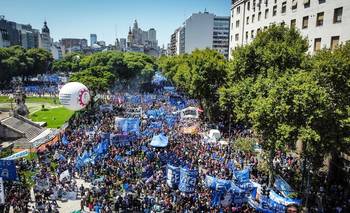 Alberto tuvo su propia plaza y la calle reflejó la tensión en el oficialismo
