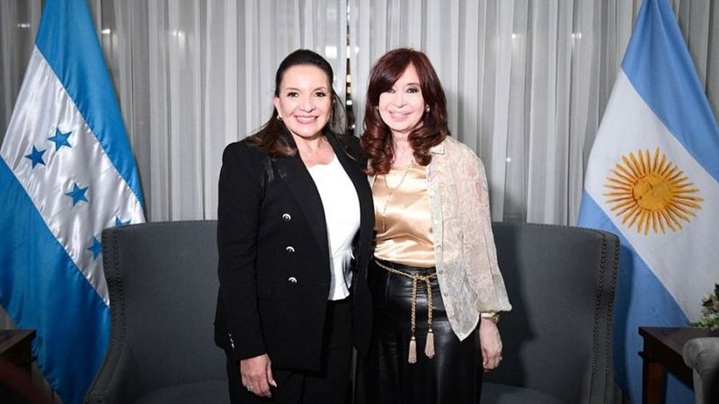 CFK recibió a la presidenta de Honduras en el Senado