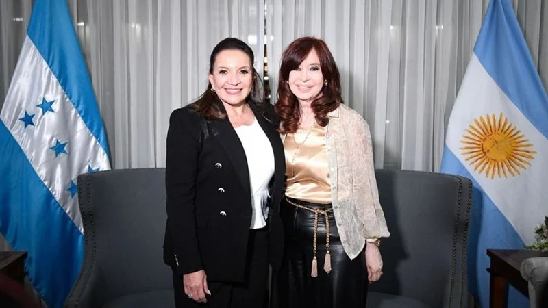 CFK recibió a la presidenta de Honduras en el Senado