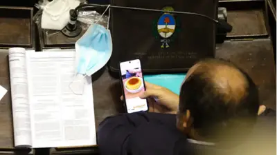 Insólito: diputado de Juntos miraba una receta de cocina durante la Asamblea Legislativa Insólito: diputado de Juntos miraba una receta de cocina durante la Asamblea Legislativa