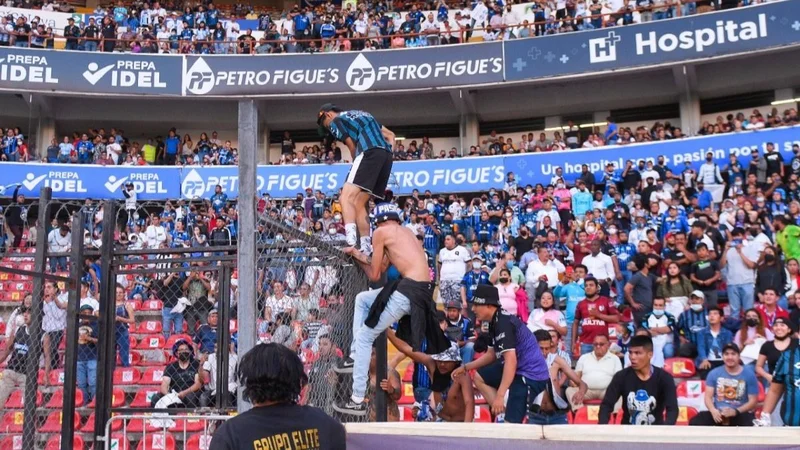 Violencia en el fútbol mexicano: suspenden ingreso a los estadios