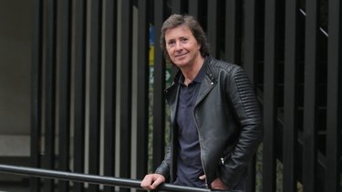 Gustavo Bermúdez reveló la verdad sobre su largo pelo: "Vas perdiendo"