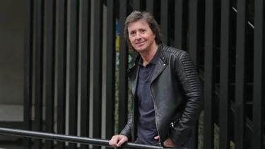 Gustavo Bermúdez reveló la verdad sobre su largo pelo: "Vas perdiendo"