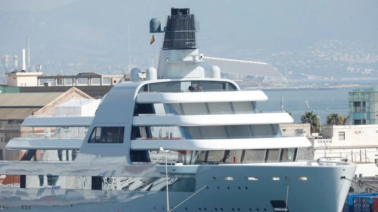 Un yate vinculado al oligarca ruso Roman Abramovich deja Barcelona