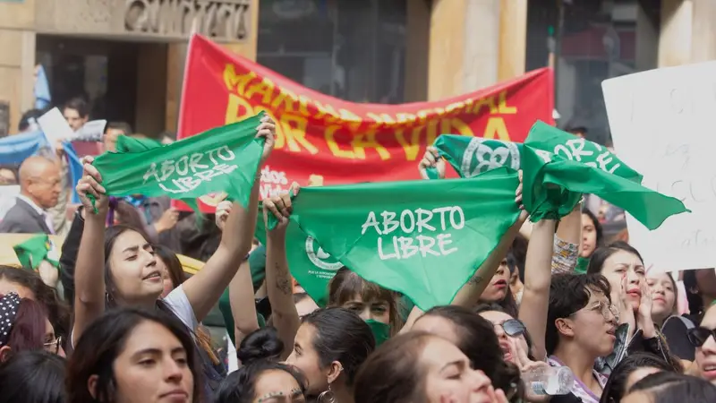 Dos malas noticias para el movimiento feminista tiñeron el 8M latinoamericano