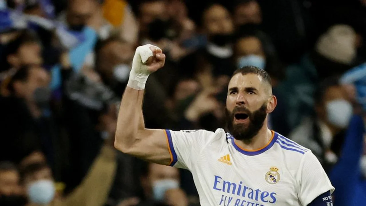 Un Benzema en estado de gracia saca petróleo del hundimiento del PSG