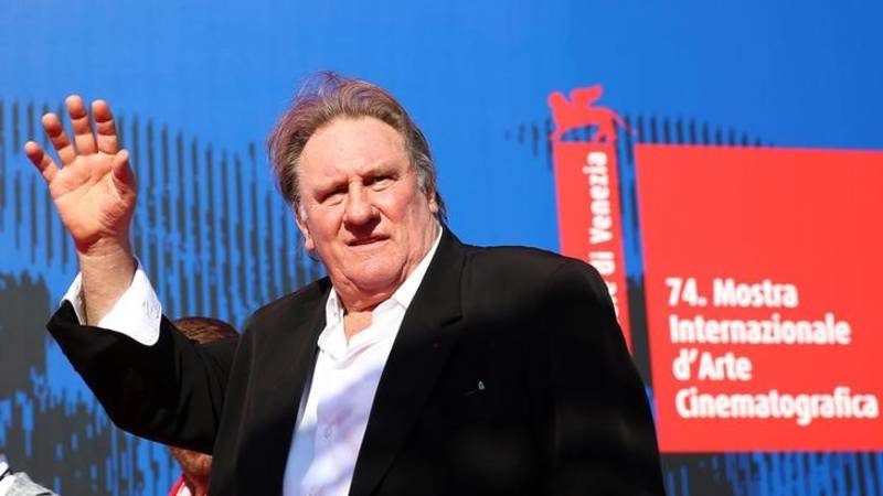 Tribunal de París sigue adelante con la investigación por violación contra Gerard Depardieu