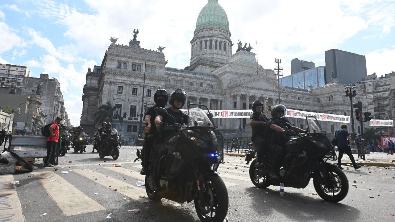 La Policía desalojó la violenta manifestación frente del Congreso