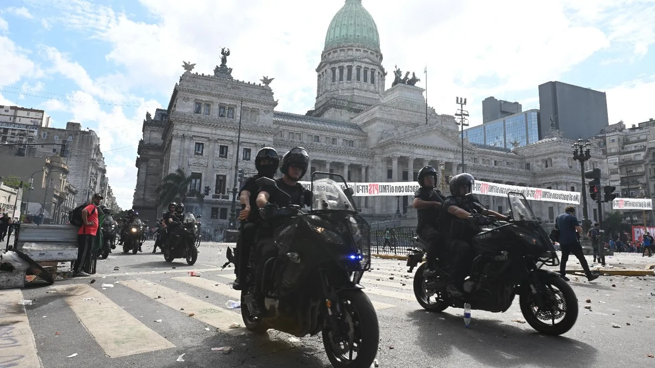 La Policía desalojó la violenta manifestación frente del Congreso