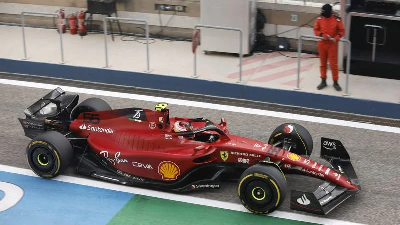 Carlos Sainz desconfía de Mercedes tras los halagos de Russell a Ferrari