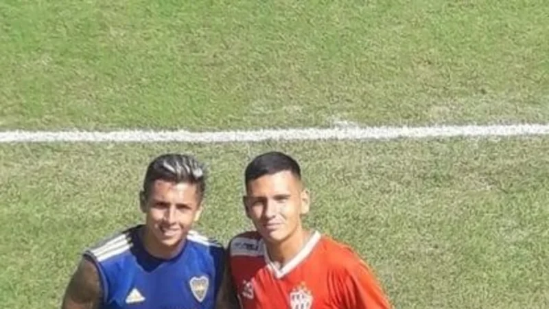 Almendra junto con un jugador de Cañuelas 