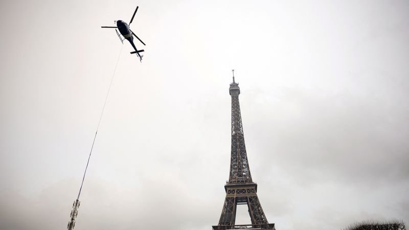 La Torre Eiffel crece seis metros tras instalación de una nueva antena