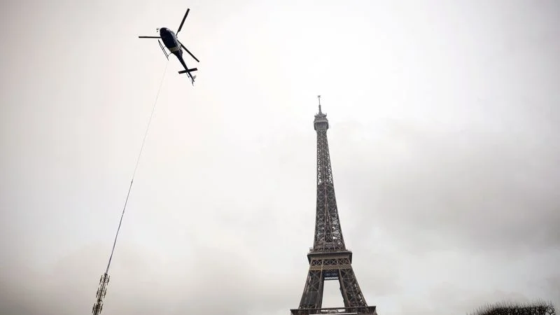 La Torre Eiffel crece seis metros tras instalación de una nueva antena