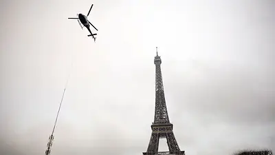 La Torre Eiffel crece seis metros tras instalación de una nueva antena La Torre Eiffel crece seis metros tras instalación de una nueva antena