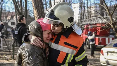 Una mujer es evacuada de un barrio de Kiev, la capital de Ucrania asediada hace días por fuerzas rusas Una mujer es evacuada de un barrio de Kiev, la capital de Ucrania asediada hace días por fuerzas rusas