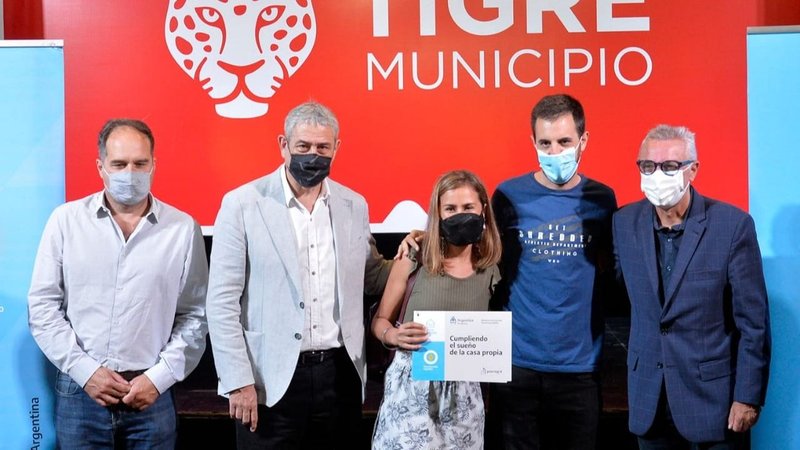 Julio Zamora y Jorge Ferraresi entregaron créditos Casa Propia a familias de Tigre