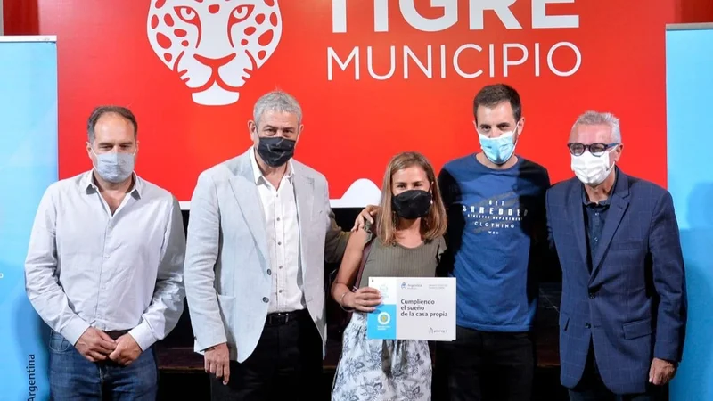 Julio Zamora y Jorge Ferraresi entregaron créditos Casa Propia a familias de Tigre
