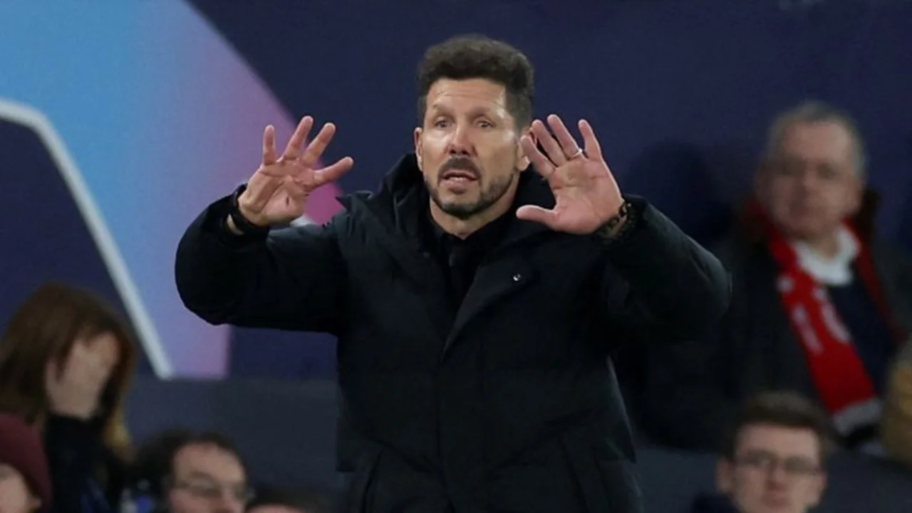 El United se enfrenta a posibles sanciones tras el lanzamiento de objetos a Simeone