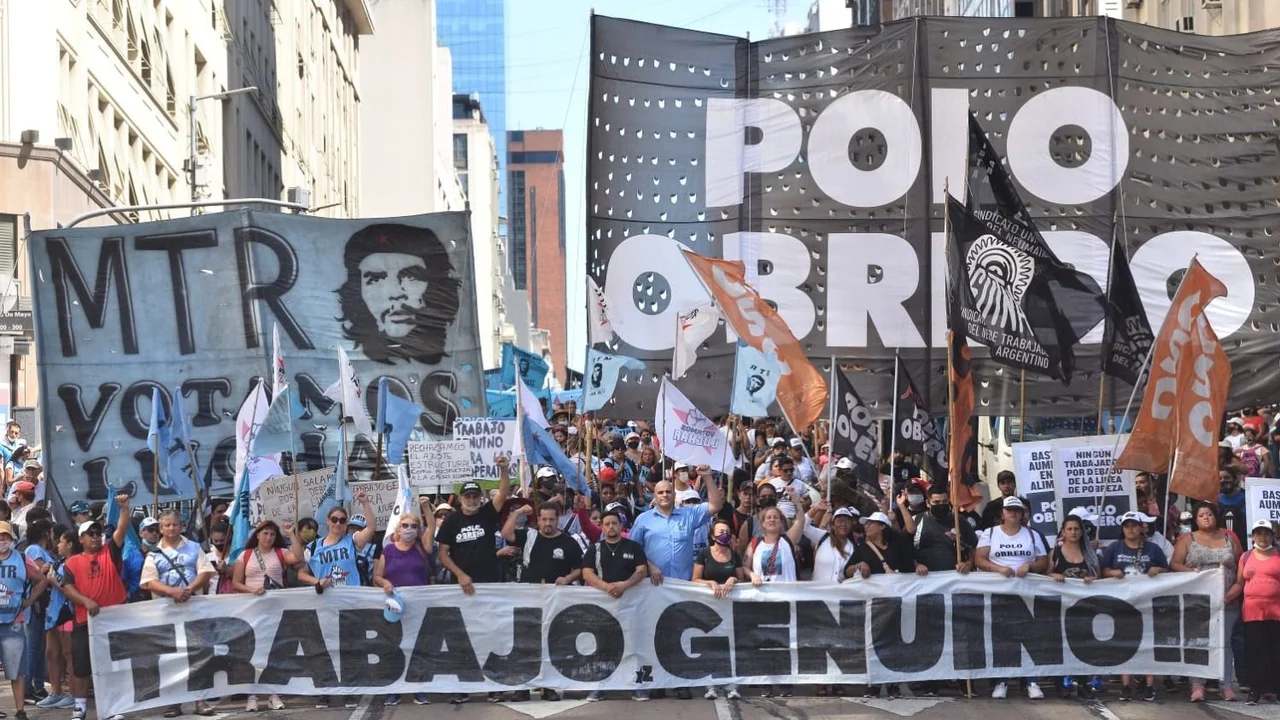 Movilización de la izquierda al Congreso en rechazo al acuerdo con el FMI