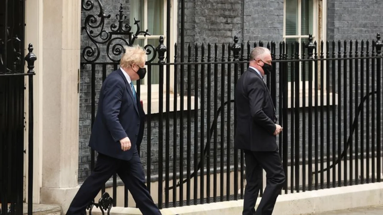 Policía británica comienza interrogatorios de investigación por fiestas en Downing Street