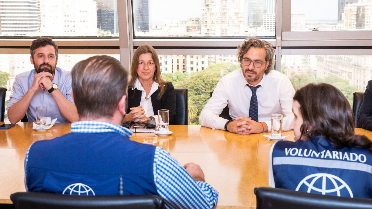 Cafiero recibió a la misión de Cascos Blancos que regresó a Argentina