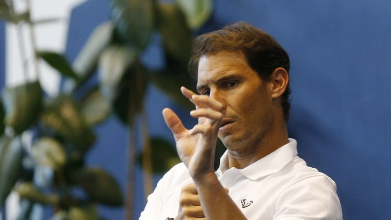 Nadal estará de baja hasta seis semanas por una fisura en una costilla
