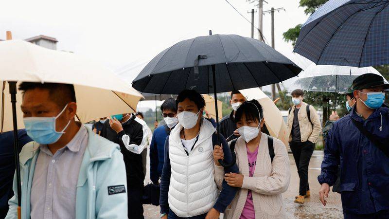 Sombría vigilia de los familiares en el lugar del siniestro del avión en China