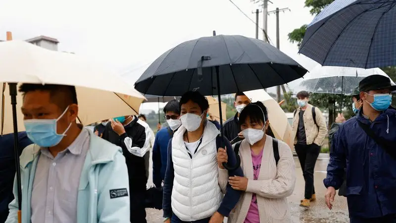 Sombría vigilia de los familiares en el lugar del siniestro del avión en China