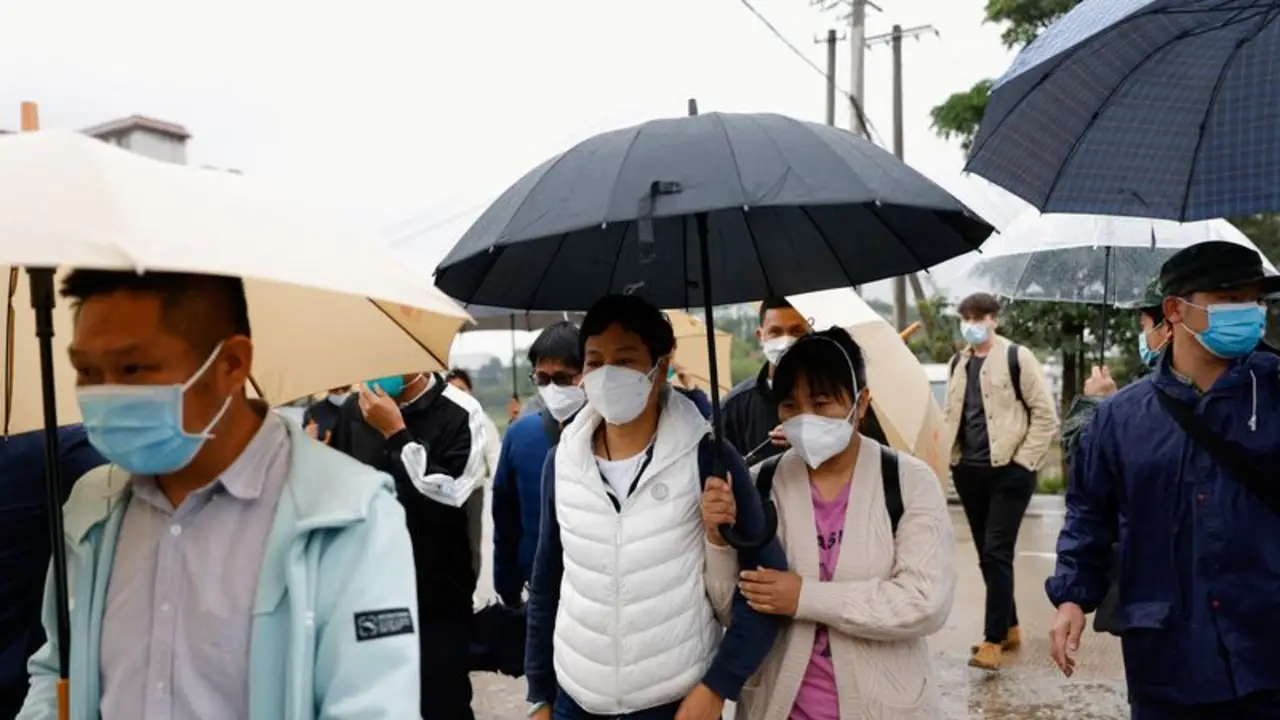 Sombría vigilia de los familiares en el lugar del siniestro del avión en China