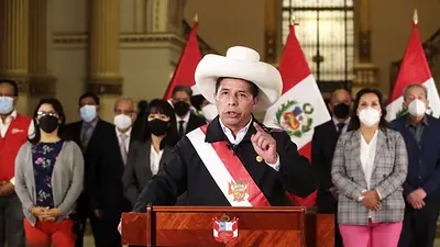 Pedro Castillo retoma una de sus promesas de campaña y pide una nueva Constitución Pedro Castillo retoma una de sus promesas de campaña y pide una nueva Constitución