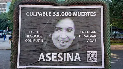 Alberto Fernández defendió a Cristina Kirchner ante la aparición de carteles con insultos contra su figura Alberto Fernández defendió a Cristina Kirchner ante la aparición de carteles con insultos contra su figura