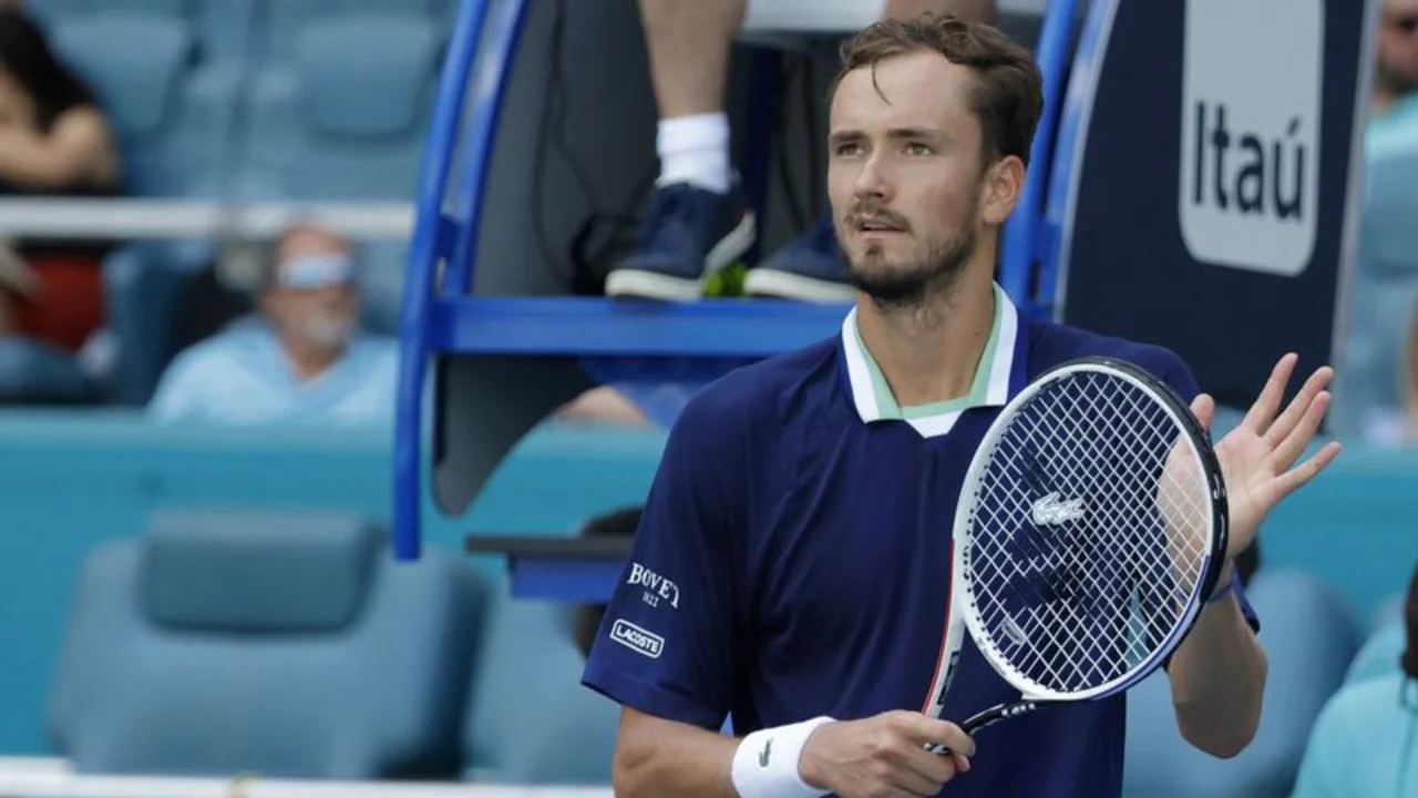 Medvedev alcanza los octavos de final en Miami y Osaka se mete en cuartos