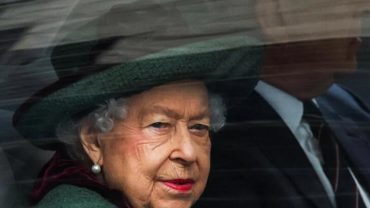 La reina Isabel asiste a servicio en memoria de su difunto marido