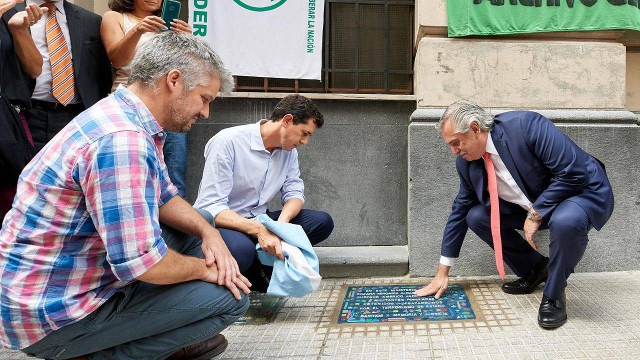 Alberto Fernández y De Pedro descubrieron una baldosa en memoria de trabajadores desaparecidos