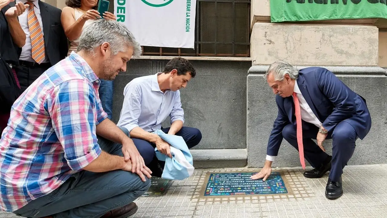 Alberto Fernández y De Pedro descubrieron una baldosa en memoria de trabajadores desaparecidos