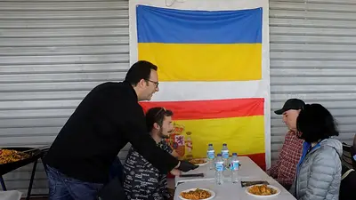 Un chef español prepara paella junto a la playa para los refugiados ucranianos Un chef español prepara paella junto a la playa para los refugiados ucranianos